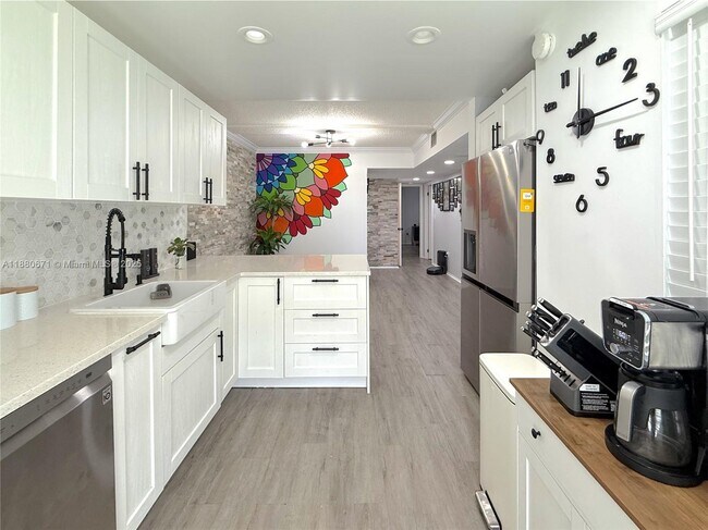 Building Photo - 4160 Inverrary Dr