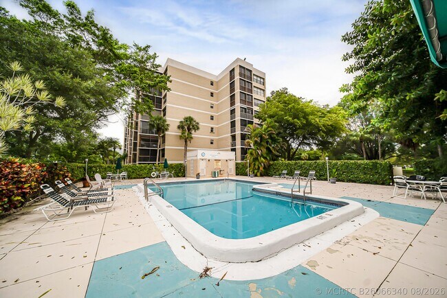 Building Photo - 16300 Golf Club Rd