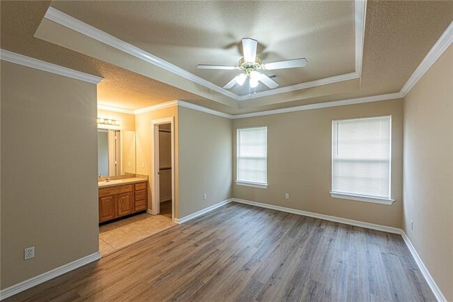 Building Photo - 245 Ravenwood Rd