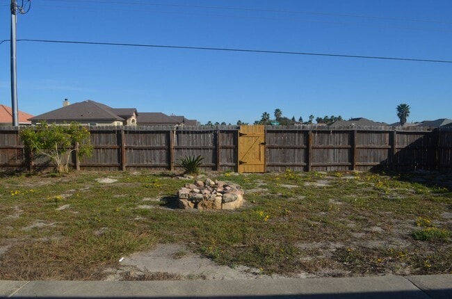 Building Photo - YOUR COASTAL PARADISE AWAITS!