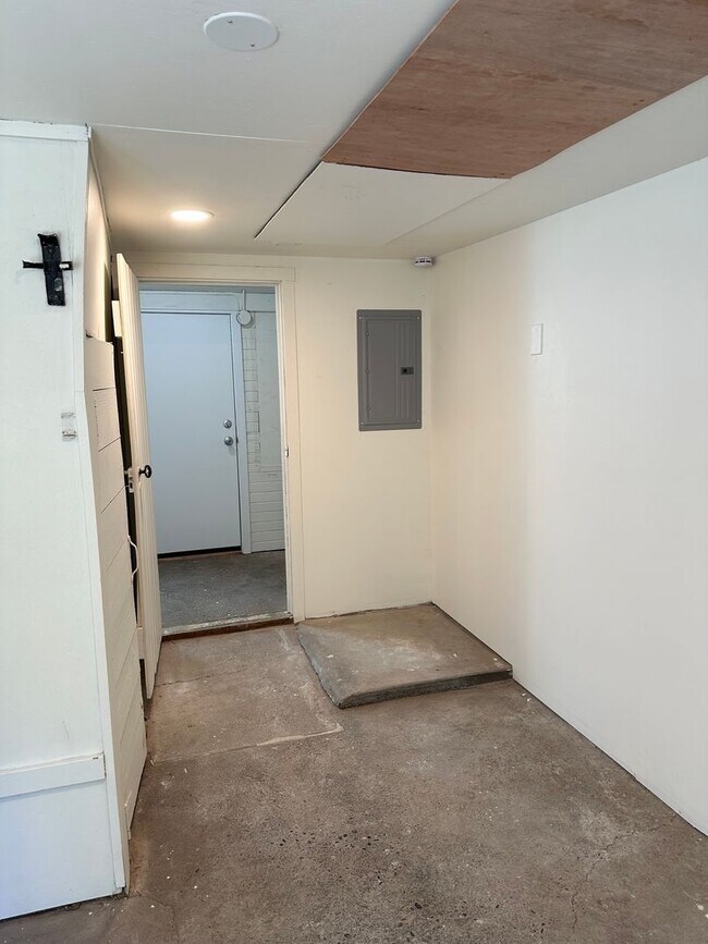 Building Photo - Updated 4 bedroom home on a huge lot!