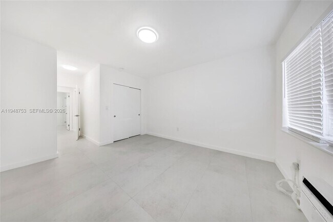 Building Photo - 6930 Rue Versailles Dr