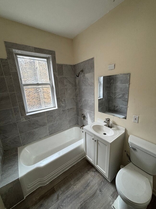 Building Photo - 1538 N Avers Ave