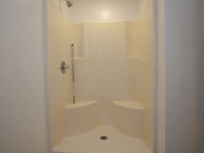 Building Photo - Updated Chesterfield 3BR with Large Yard