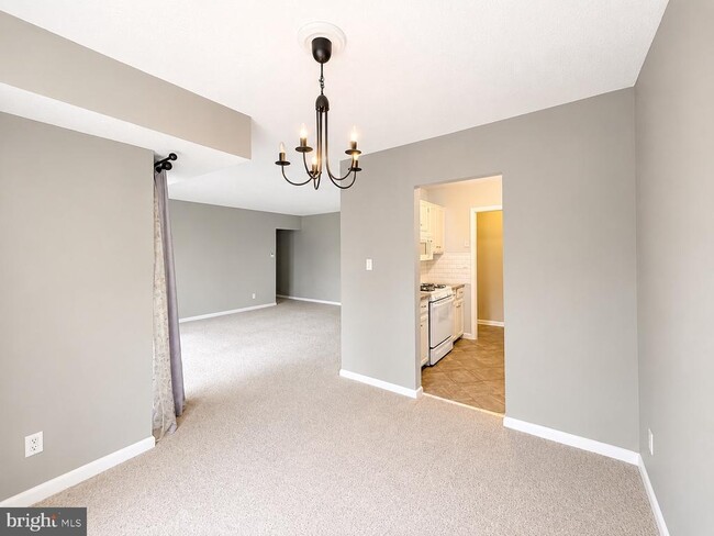 Building Photo - 3830 Lyndhurst Dr