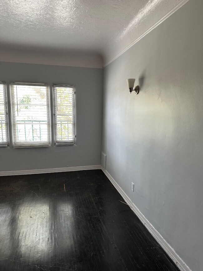 Building Photo - 3207 W 43rd Pl