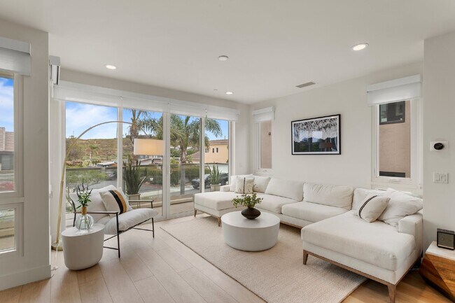 Building Photo - Contemporary luxury in a prime beachside l...