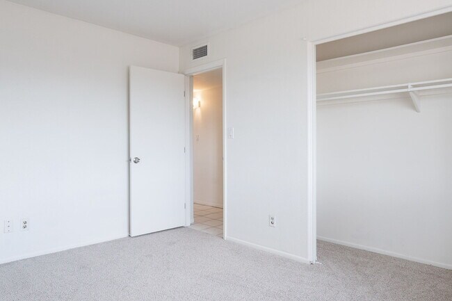 Building Photo - 2543 E Huntington Dr