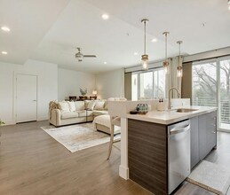 Building Photo - 604 N Bluff Dr