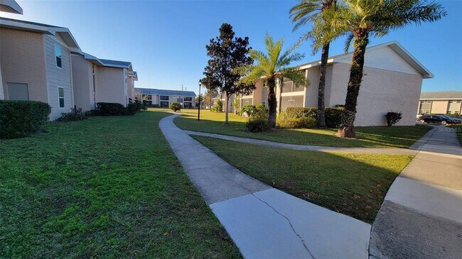 Building Photo - 826 Sky Lake Cir