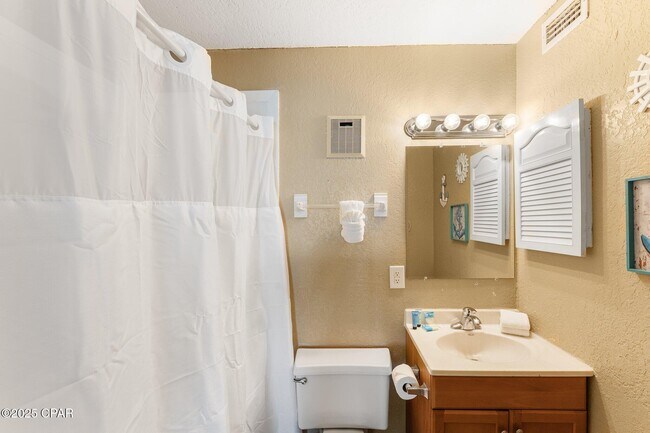 Building Photo - 8743 Thomas Dr