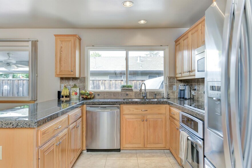 Kitchen - 1703 Russell Way