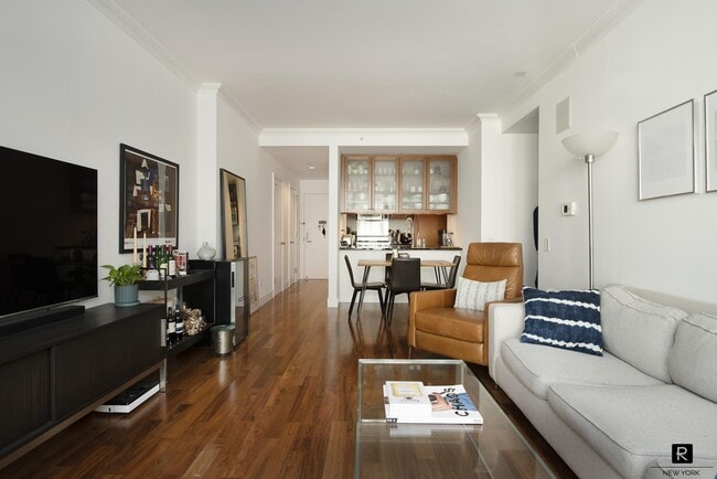 Building Photo - 250 E 53rd St