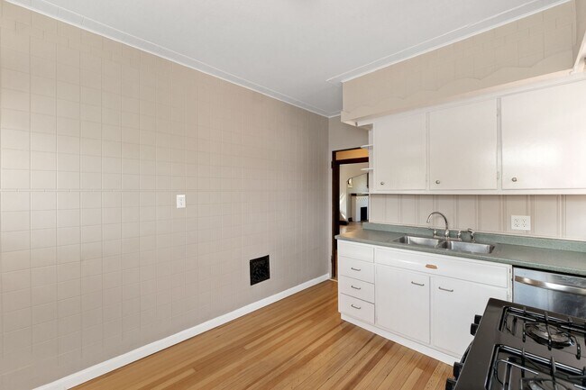 Building Photo - 5352 Itaska St