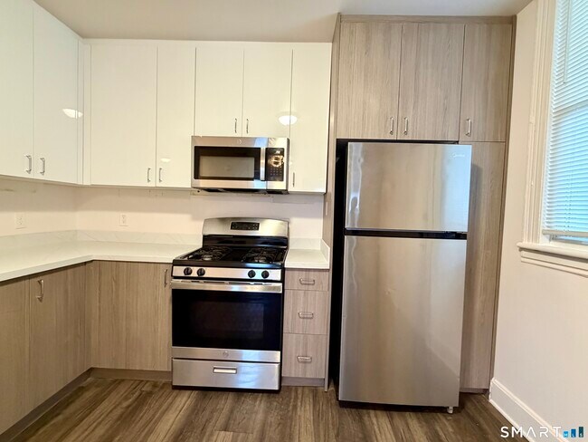 Building Photo - 424 Pembroke St