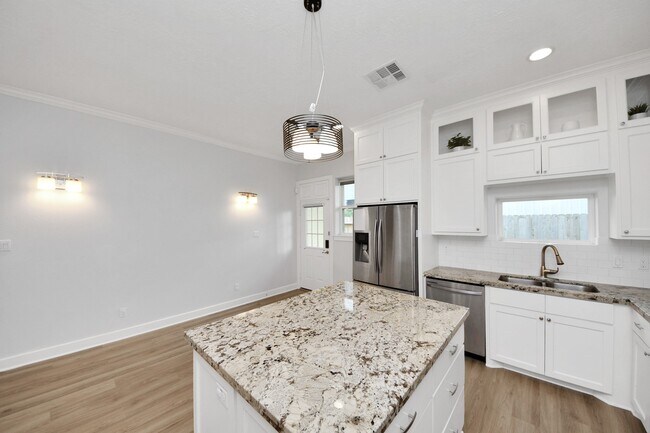 Building Photo - 1320 Dorothy St