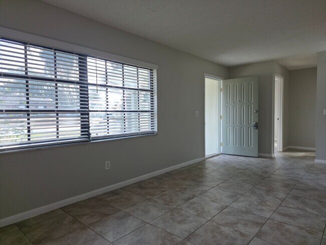 Building Photo - Freshly Updated 2/1 House with Garage in Deltona!