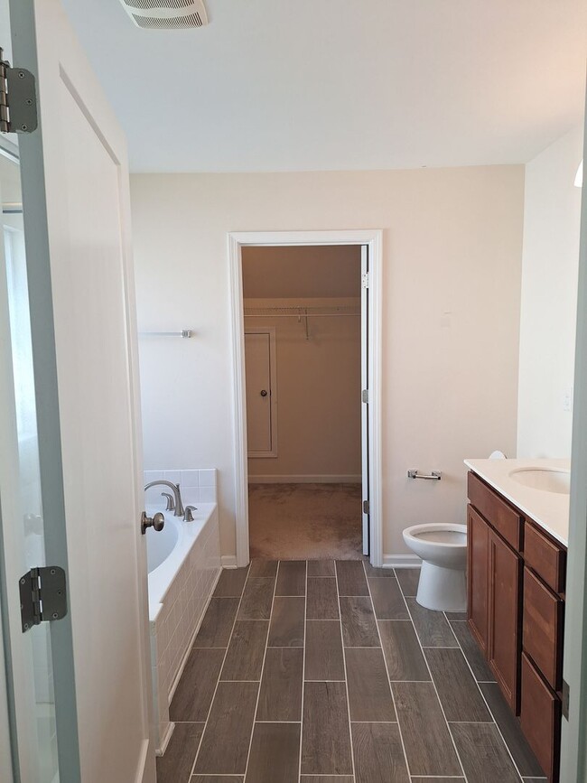 Building Photo - ***HURRY, MOVE IN SPECIAL****Superb Home Located in the Catawba Hills Neighborhood!