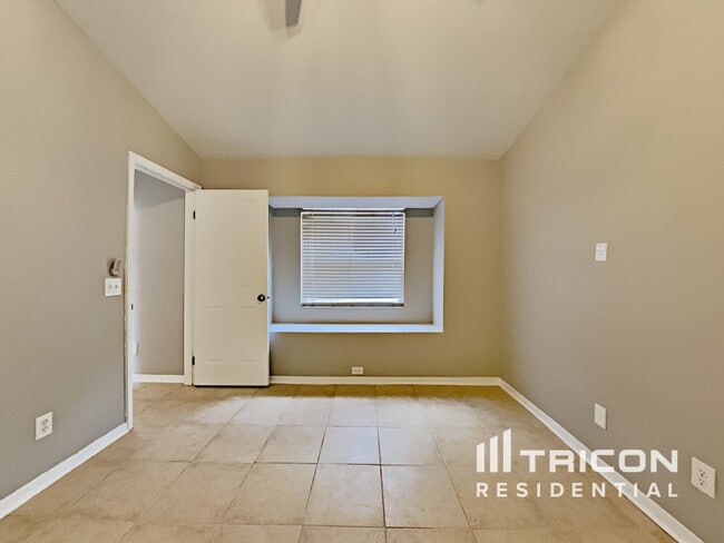 Building Photo - 707 Sand Ridge Dr