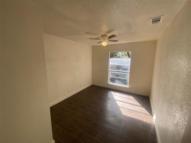 Building Photo - 2/1 Townhouse with covered parking