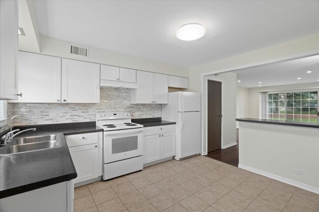 Building Photo - 9458 Bay Colony Dr