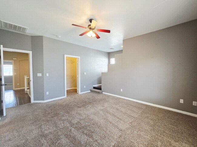 Building Photo - 3 BEDROOM & 2.5 BATH TOWNHOME LOCATED IN GREEN VALLEY  HENDERSON