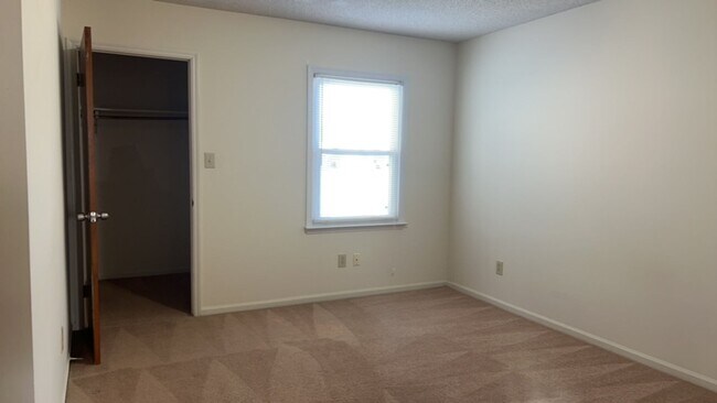 Building Photo - 2 bedroom, 1 bath Duplex