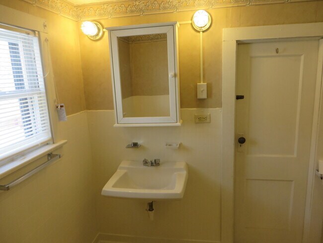 Building Photo - Large Three Bedroom, 1.5 Bathroom Home hal...