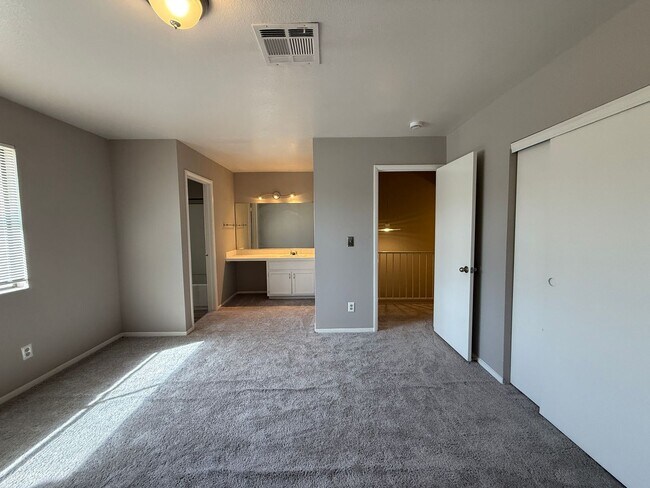 Building Photo - Townhome for Rent