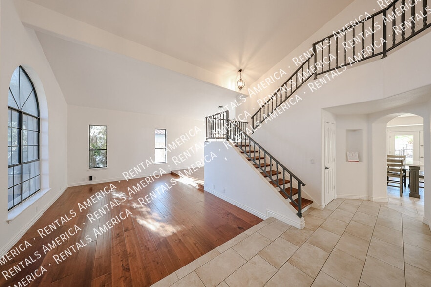 Building Photo - 5444 E Grovers Ave