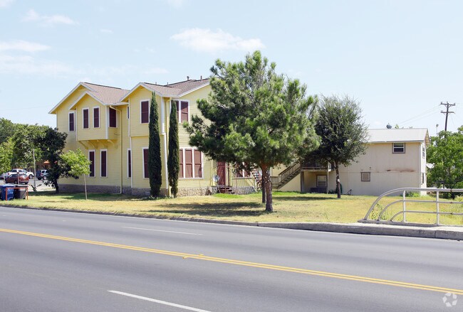 Building Photo - 2214-2216 Roosevelt Ave