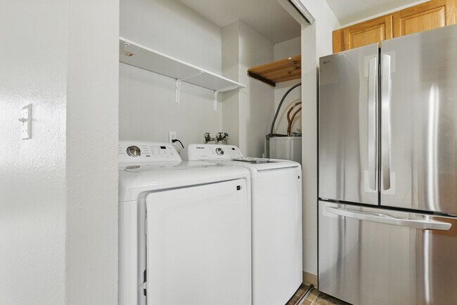 Building Photo - Comfort & Convenience in the Heart of Lents!