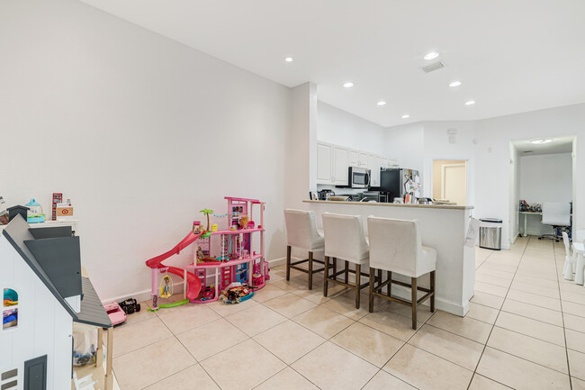 Building Photo - 1394 Harbor View W