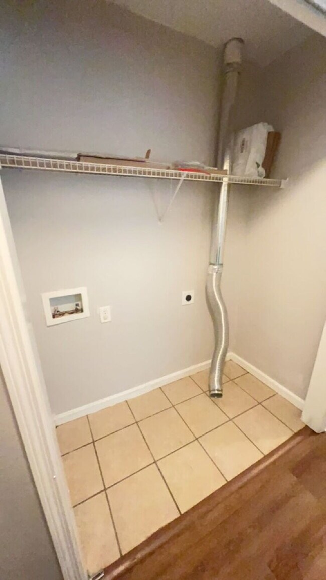 Building Photo - Spacious 3 Bedroom 2 Bath!