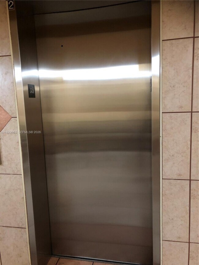 Building Photo - 3401 N Country Club Dr