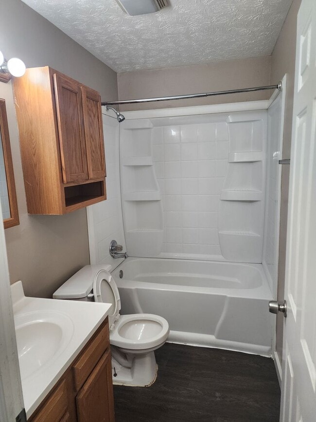 Building Photo - 2 bedroom 1 bath duplex