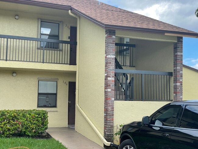 Building Photo - 2 Bedroom Condo in Winding Lake - Sunrise ...