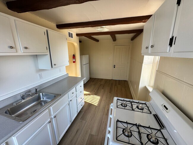 Building Photo - Top Floor, Renovated 1 Bedroom Apartment-York City SD