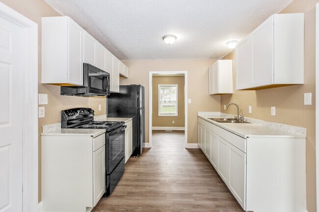Building Photo - Ranch Style 3 bedroom 2 bathroom NEST Close to Fort Liberty!