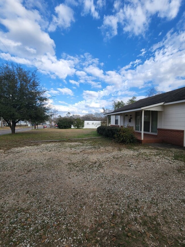 Building Photo - 1827 S Fredonia St