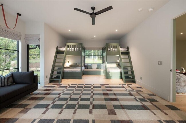 Building Photo - 725 Rocky Point Dr