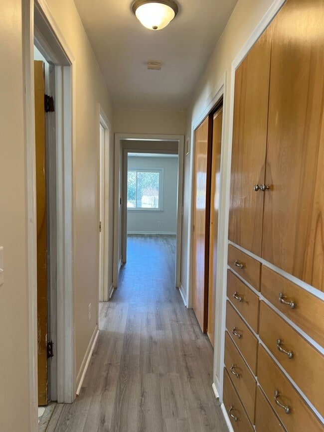 Building Photo - Spacious 2-BDR 2-BTH Duplex w/ Basement, G...