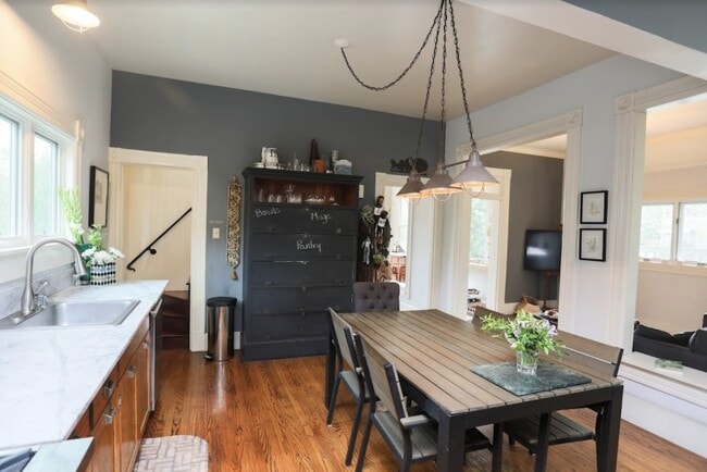 Building Photo - 106 Surrey St