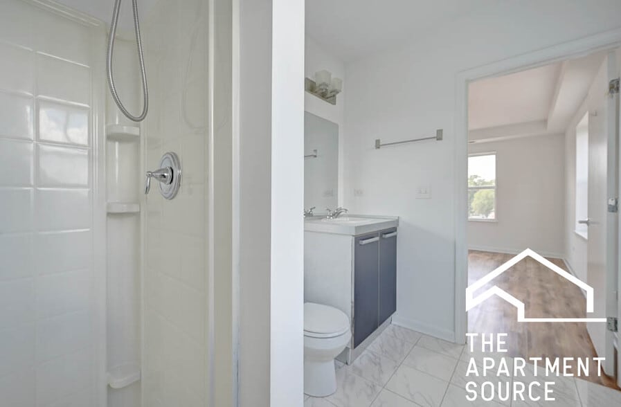 Building Photo - 1545 W Glenlake Ave