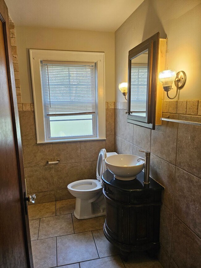 Building Photo - 2 bed 1 house