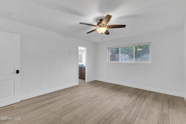 Building Photo - Come to check this beautiful house 4 bedrooms, possible 5th bed and 3 baths.