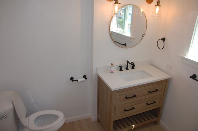 Building Photo - Renovated Two Bedroom House