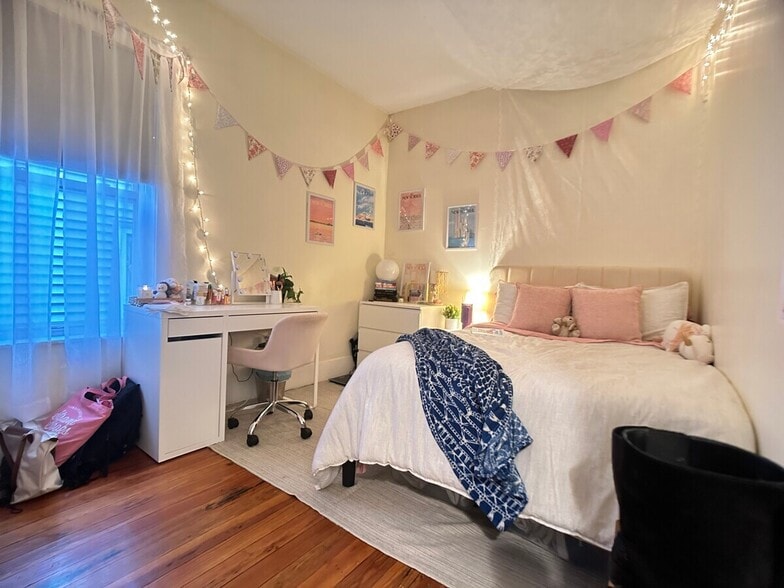 *Pictures are representative samples of the advertised unit. In some cases, the actual units you tou - 10 Carmel St