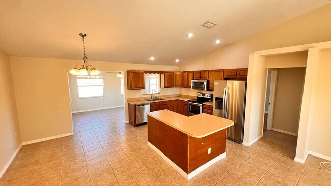 Building Photo - Lovely, Spacious 2 Bedroom, 2 Bathroom Home in Sebring!!