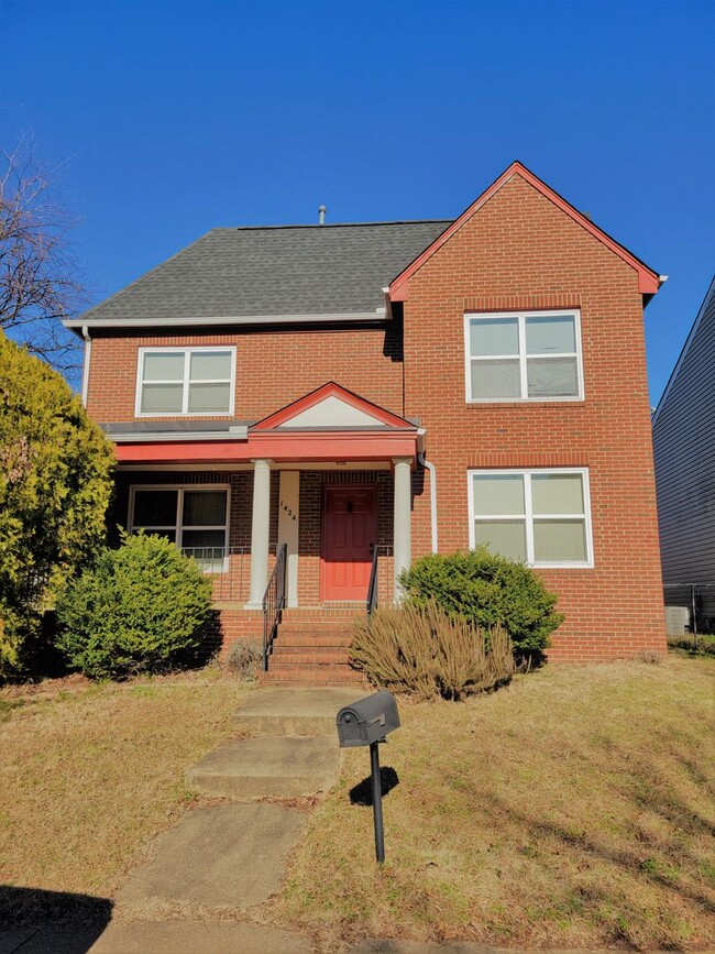 Primary Photo - Large single family residence in Wallace M...